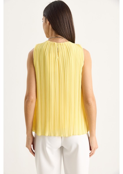 Kadın Piliseli Metal Kolye Aksesuarlı Astarlı Kalın Askılı Bluz