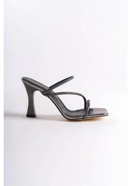 Kadın Alia Platin Rugan 9 cm Topuklu Taşlı Terlik fırsatları