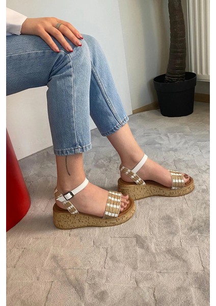 Kadın Eftal Beyaz Hasır Detay Kalın Mantar Taban Ortopedik Sandalet K-230 indirimleri