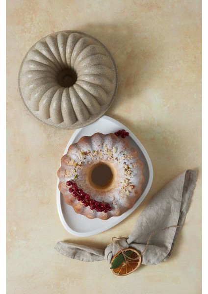 Ekru Döküm Kek Kalıbı 24 Cm, Dayanıklı ve Şık Mutfak Gereci