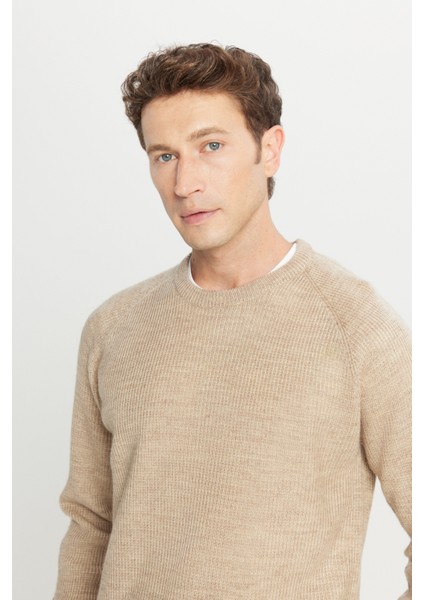 Standart Fit Normal Kesim Bisiklet Yaka Jakarlı Triko Kazak fırsatları