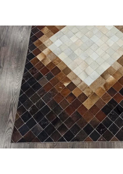 El Yapımı Koyu Kahve Patchwork Halı – Beyaz Kare Desenli Dana Derisi Şık Ortam Halısı fiyatları