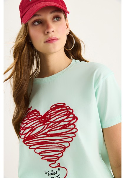 Kadın Pamuklu Kısa Kollu Bisiklet Yaka Kalp Nakışlı T-Shirt