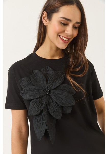 Kadın Çiçek Aksesuarlı Kısa Kollu Pamuklu T-Shirt