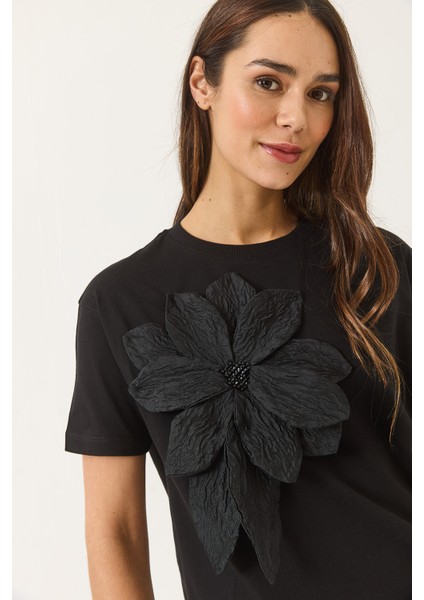 Kadın Çiçek Aksesuarlı Kısa Kollu Pamuklu T-Shirt modelleri