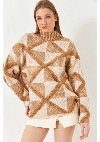 Kadın Yarım Balıkçı Yaka Desenli Oversize Triko Kazak