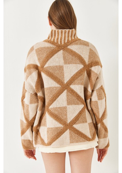 Kadın Yarım Balıkçı Yaka Desenli Oversize Triko Kazak