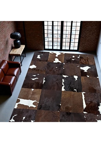 Koyu Kahverengi ve Beyaz Dana Derisi Patchwork Halı – Doğal ve El Yapımı Şık Halı modelleri
