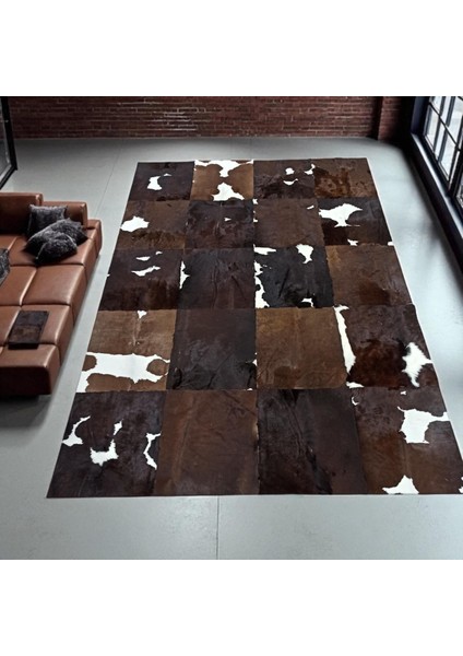 Koyu Kahverengi ve Beyaz Dana Derisi Patchwork Halı – Doğal ve El Yapımı Şık Halı indirimleri