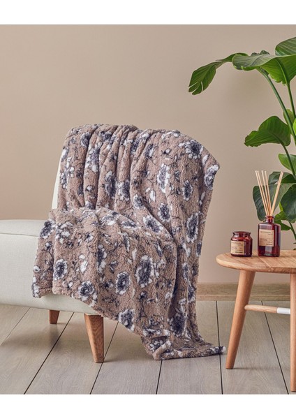 Kahverengi Gardenia Glow Baskılı Sherpa Battaniye, Sıcak ve Yumuşak Kullanım Sağlar.