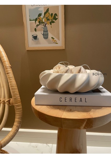 Bej Seramik Dekoratif Dönence Tabak, Şık ve Estetik Ev Dekorasyonu Için Ideal Seçenek.