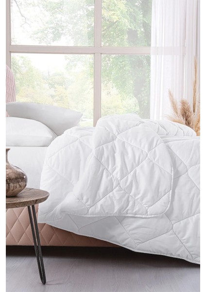 Yumuşak Mikrofiber Çift Kişilik Yatak Örtüsü, Beyaz Renk, Konfor ve Şıklık Sağlar