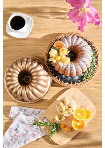 Altın Renkli, Döküm, Dilimli Kek Kalıbı, 25,5 Cm, Şık ve Dayanıklı Mutfak Gereci