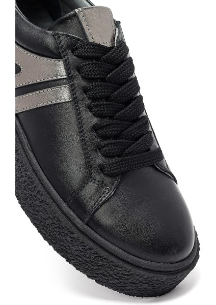 Kadın Siyah Bağcıklı Kalın Tabanlı Deri Sneaker 25AFD511118
