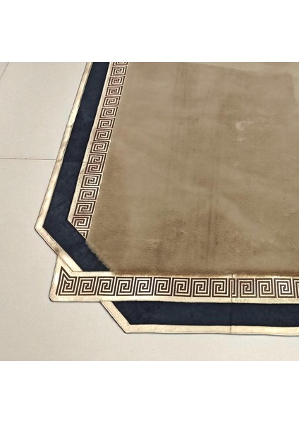 Altın ve Siyah Bordürlü Açık Kahverengi Peluş Halı – El Yapımı Şık ve Yumuşak Salon Halısı indirimleri