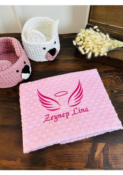 Isimli Nakış Işlemeli Pembe Nohut Battaniye, Şık ve Yumuşak Dokusu ile Rahatlık Sağlar.