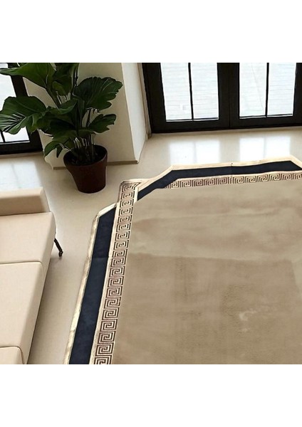 Altın ve Siyah Bordürlü Açık Kahverengi Peluş Halı – El Yapımı Şık ve Yumuşak Salon Halısı fırsatları