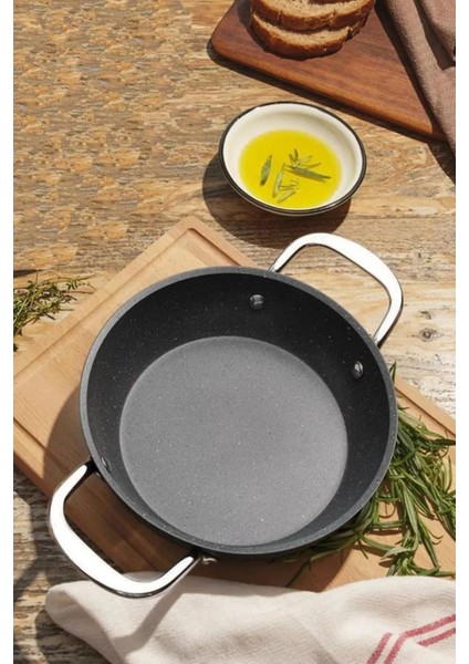 Sağlam ve Şık 22CM Çift Kulplu Titanyum Tava, Dayanıklı ve Modern Tasarım