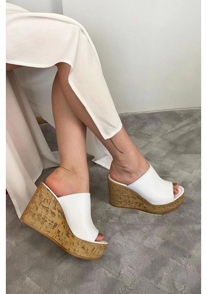 Kadın Holi Beyaz 10 cm Tolgulu Mantar Taban Terlik K-920 fiyatları