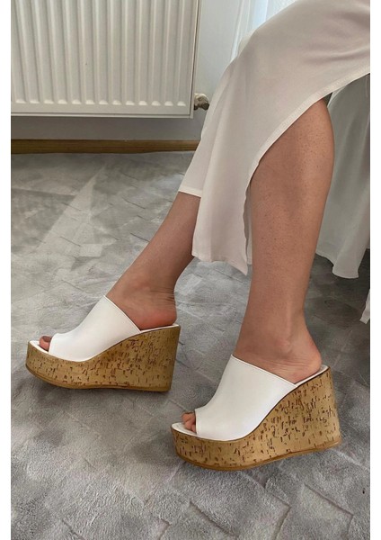 Kadın Holi Beyaz 10 cm Tolgulu Mantar Taban Terlik K-920 indirimleri