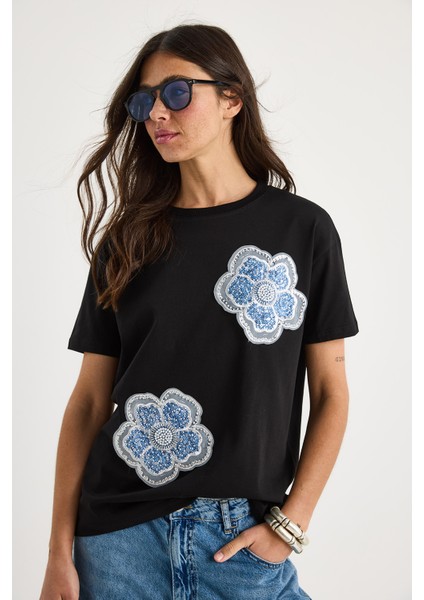 Çiçek Taş Aksesuarlı Kısa Kollu Bisiklet Yaka T-Shirt fiyatları