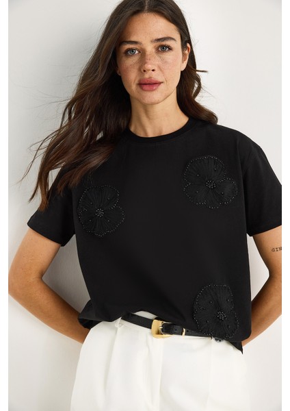 Bisiklet Yaka Çiçek Aksesuarlı Kısa Kollu T-Shirt