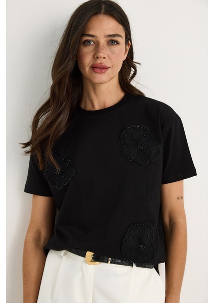 Bisiklet Yaka Çiçek Aksesuarlı Kısa Kollu T-Shirt fiyatları