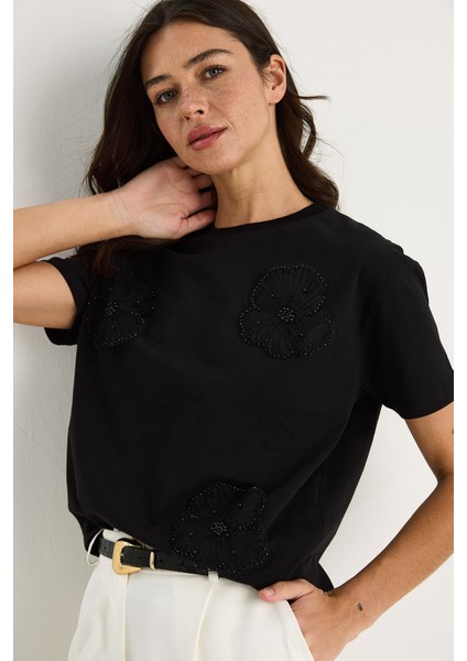 Bisiklet Yaka Çiçek Aksesuarlı Kısa Kollu T-Shirt modelleri