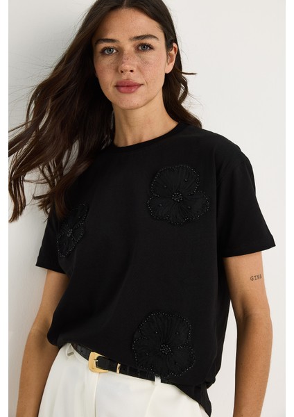 Bisiklet Yaka Çiçek Aksesuarlı Kısa Kollu T-Shirt fırsatları