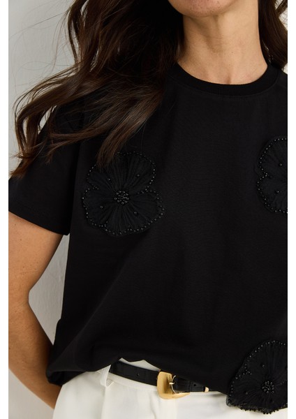 Bisiklet Yaka Çiçek Aksesuarlı Kısa Kollu T-Shirt indirimleri