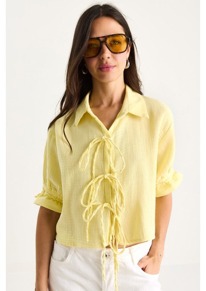 Kadın Bağlama Detaylı Kolları Büzgülü Müslin Crop Gömlek