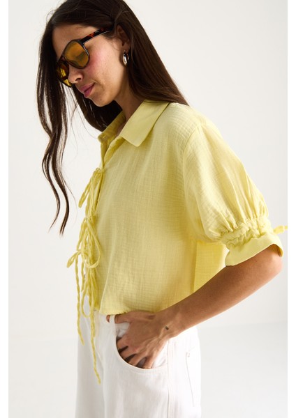 Kadın Bağlama Detaylı Kolları Büzgülü Müslin Crop Gömlek fırsatları