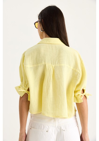 Kadın Bağlama Detaylı Kolları Büzgülü Müslin Crop Gömlek