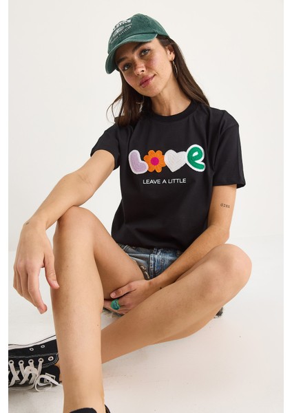 Kadın Love Aksesuarlı Normal Kalıp Pamuklu T-Shirt fiyatları
