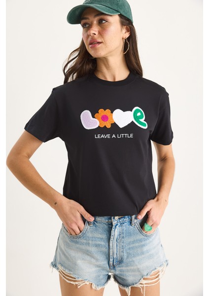 Kadın Love Aksesuarlı Normal Kalıp Pamuklu T-Shirt fırsatları