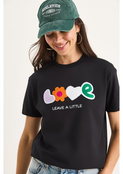 Kadın Love Aksesuarlı Normal Kalıp Pamuklu T-Shirt indirimleri