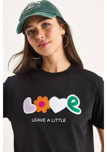 Kadın Love Aksesuarlı Normal Kalıp Pamuklu T-Shirt