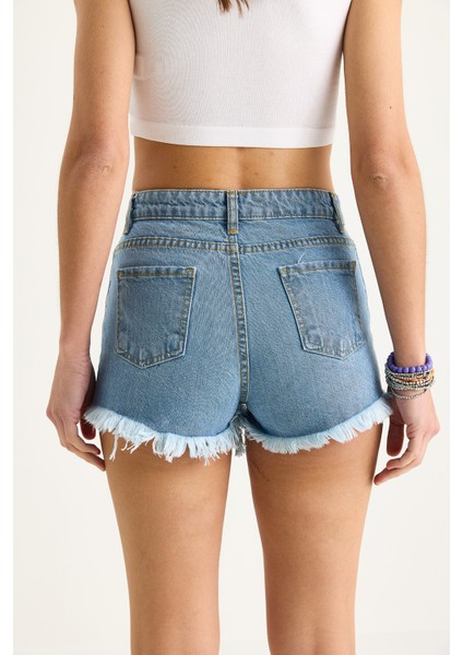 Kadın Cep Detaylı Püsküllü Yırtık Denim Şort