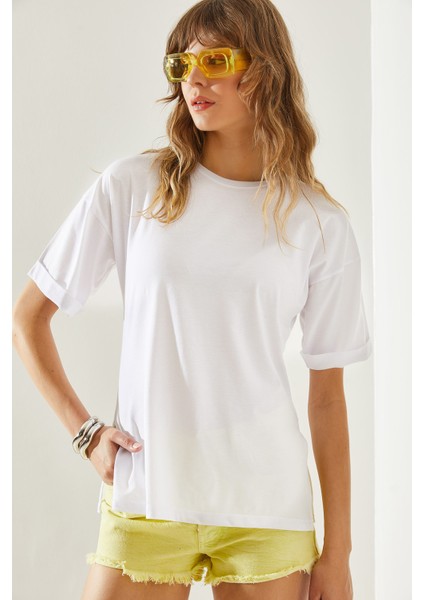 Kadın Yandan Yırtmaçlı Kol Katlama Detaylı Bisiklet Yaka Kısa Kollu Basic T-Shirt