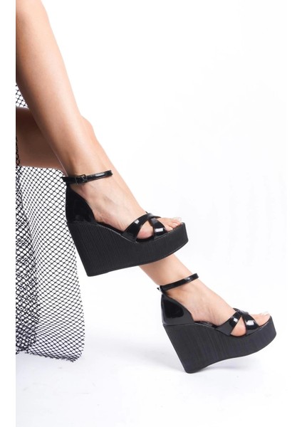 Kadın Verla Çapraz Bant Siyah Rugan Yüksek Topuklu Dolgu Taban Ayakkabı