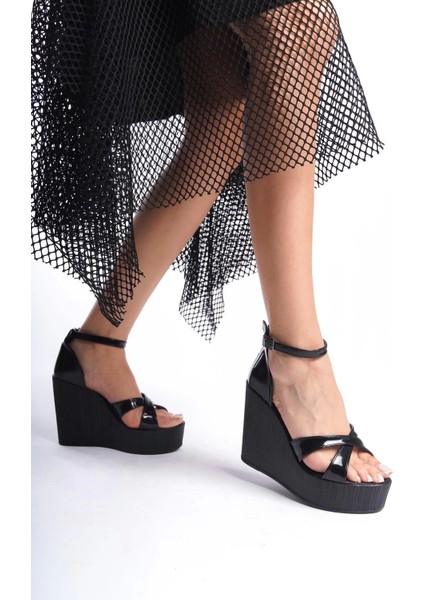 Kadın Verla Çapraz Bant Siyah Rugan Yüksek Topuklu Dolgu Taban Ayakkabı fiyatları