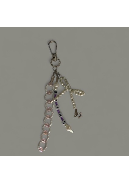 El Yapımı Incili ve Boncuklu Çanta Charm’ı – Kişiye Özel Harfli Aksesuar