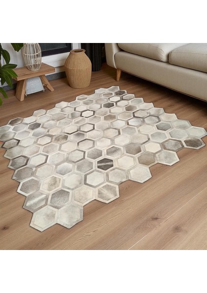 Doğal Gri Bej Dana Derisi Patchwork Halı – El Yapımı Hakiki Deri Şık ve Dekoratif Salon Halısı