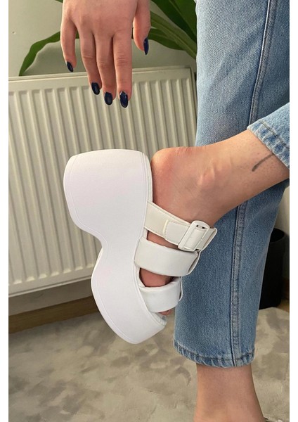 Kadın Bonti Beyaz Üç Biyeli Toka Detaylı Kalın Taban Ortopedik Sandalet K-3030 fiyatları