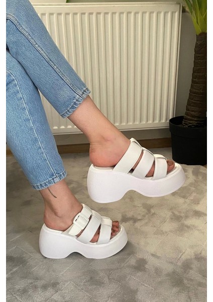 Kadın Bonti Beyaz Üç Biyeli Toka Detaylı Kalın Taban Ortopedik Sandalet K-3030 indirimleri