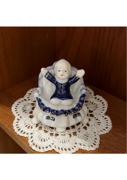 Hollanda Blue Blanc Tekniğiyle Porselen El Boyama Kız Çocuğu Biblo