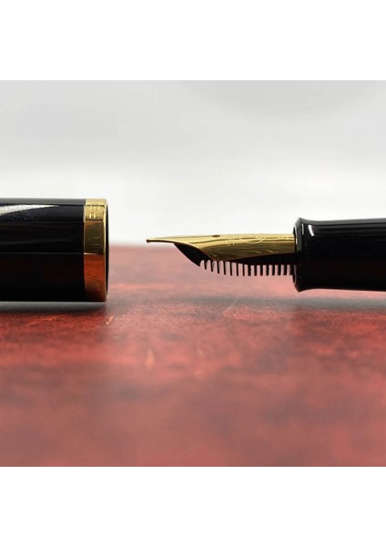 Classic M200 Marbled Red Special Edition Fountain Pen -Ef