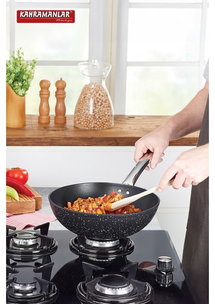Titanyum Vok Tava, Dayanıklı ve Şık Mutfak Gereci, Bordo Renk Seçeneğiyle.