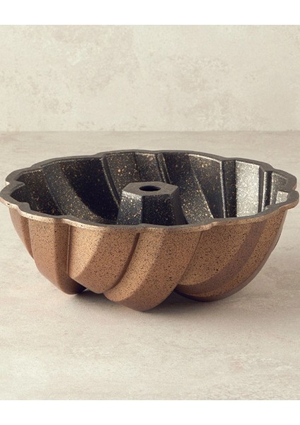 Altın Renkli Alüminyum Döküm Kek Kalıbı, Şık ve Dayanıklı Tasarım