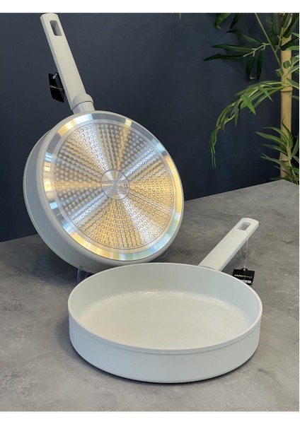 Çok Renkli 26 cm Seramik Tava, Dayanıklı ve Şık Mutfak Gereci